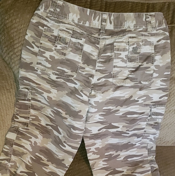 Ann Taylor Loft Camo Capris - Picture 3 of 3